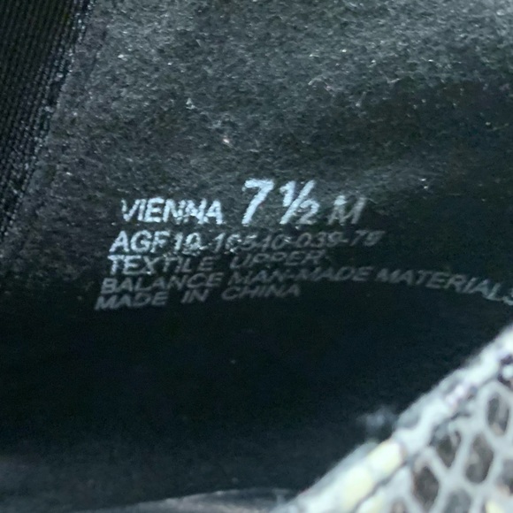 Andrew Geller women's Vienna kitten Heel Booties natural color Snake 7.5 - Picture 8 of 8